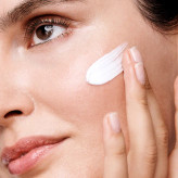 کرم روز ضدلک و روشن کننده آپتیمالز ایون اوت با SPF 20