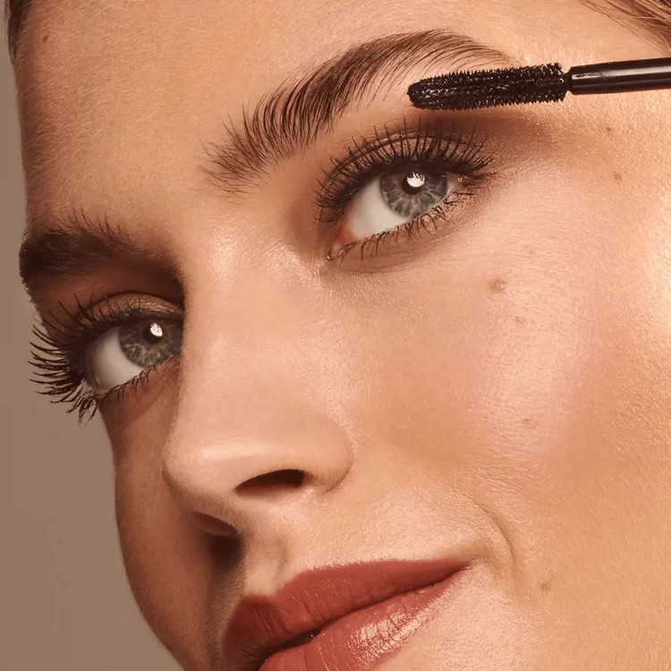 مژههای پرپشت و بلند شده پس از استفاده از ریمل Lash Iconic