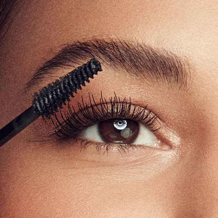 جلوه مژههای بلند، سبک و طبیعی پس از استفاده از ریمل Angel Caress