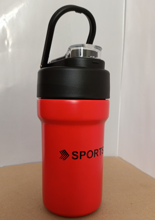 لیوان سفری اسپورت با دسته پلاستیکی و طراحی مقاوم