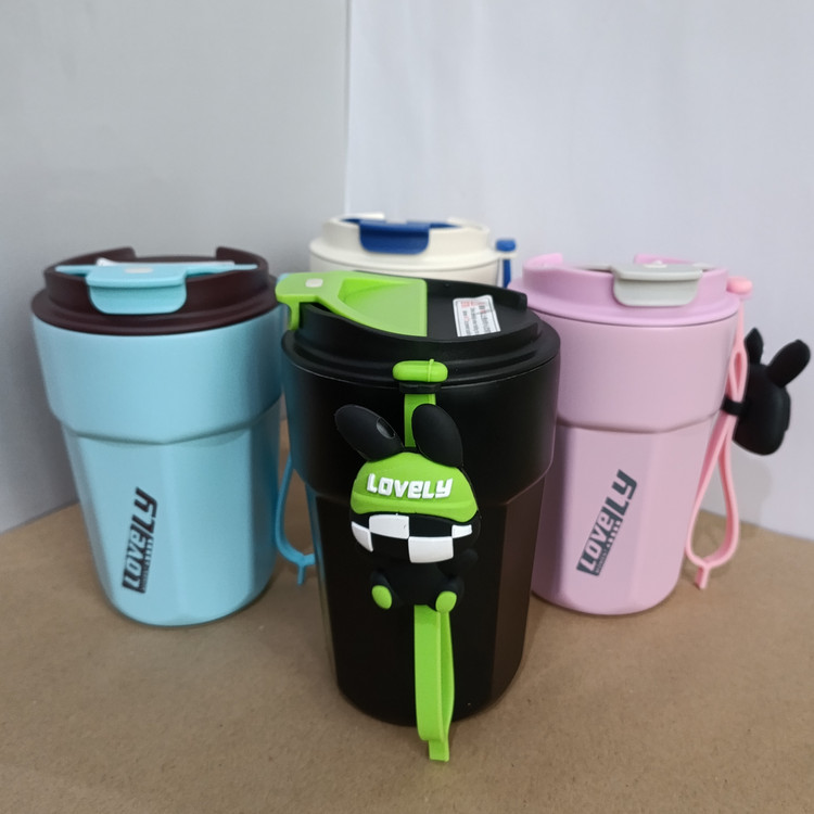 تراول ماگ ۴۲۰ میل YIMI مدل بند سیلیکونی عروسک دار با طراحی فانتزی و جذاب