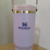 تامبلر استنلی مدل IceFlow Flip Straw ظرفیت ۸۸۷ میل با لوگوی حکشده روی بدنه