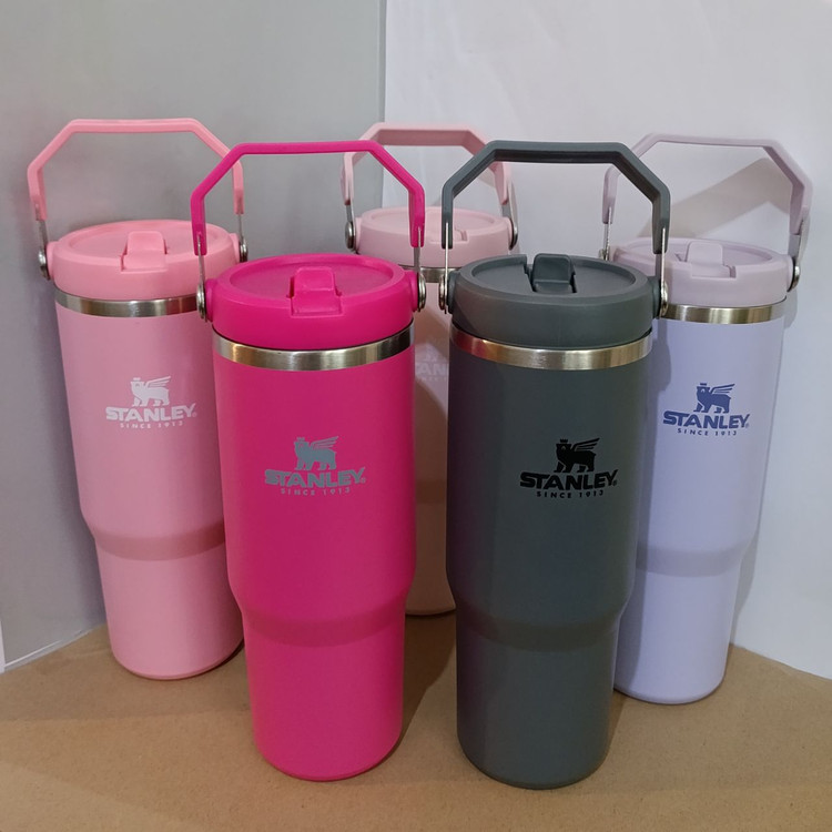 تامبلر استنلی مدل IceFlow Flip Straw ظرفیت ۸۸۷ میل با لوگوی حکشده روی بدنه