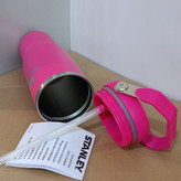 تامبلر استنلی مدل IceFlow Flip Straw ظرفیت ۸۸۷ میل با لوگوی حکشده روی بدنه