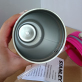 تامبلر استنلی مدل IceFlow Flip Straw ظرفیت ۸۸۷ میل با لوگوی حکشده روی بدنه