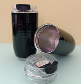 ماگ سفری مشکی براق آساننوش با بدنه شطرنجی و کیفیت استیل 304