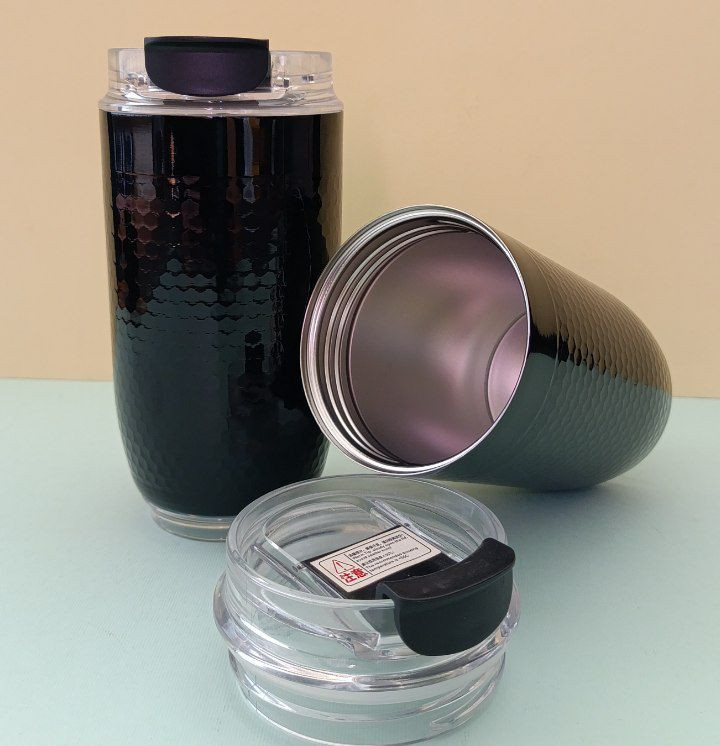 ماگ سفری مشکی براق آساننوش با بدنه شطرنجی و کیفیت استیل 304