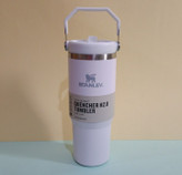 تامبلر استنلی مدل IceFlow Flip Straw ظرفیت ۸۸۷ میل با لوگوی حکشده روی بدنه
