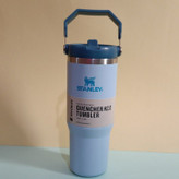 تامبلر استنلی مدل IceFlow Flip Straw ظرفیت ۸۸۷ میل با لوگوی حکشده روی بدنه