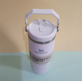 تامبلر استنلی مدل IceFlow Flip Straw ظرفیت ۸۸۷ میل با لوگوی حکشده روی بدنه