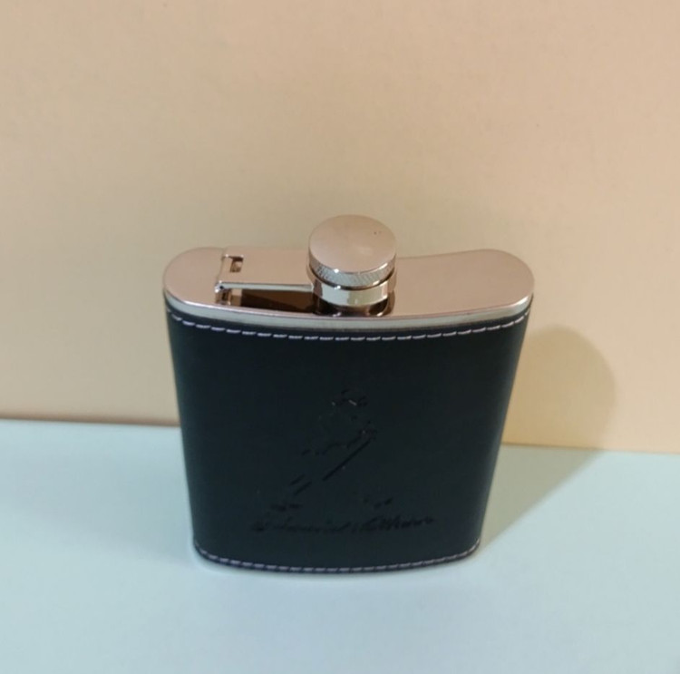 Pocket Flask استیل OZ8 با درب پیچی فلزی و طراحی باریک جیبی