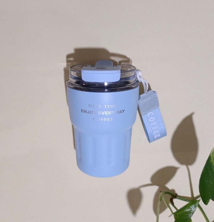 لیوان سفری کوچک با بند پارچه ای و درب دو حالته ضد نشتی